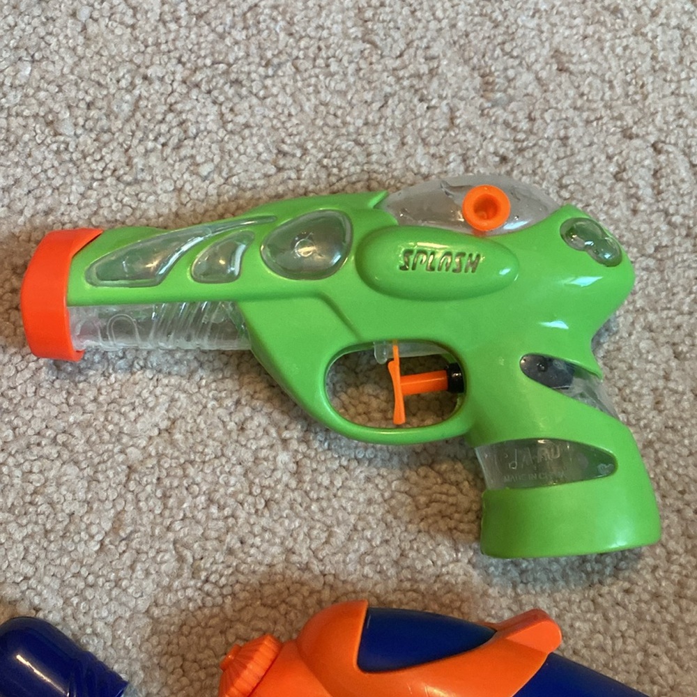Small hang water guns - Picture 4 of 4